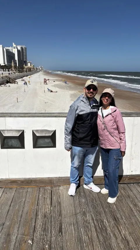 O casal no píer de Daytona Beach