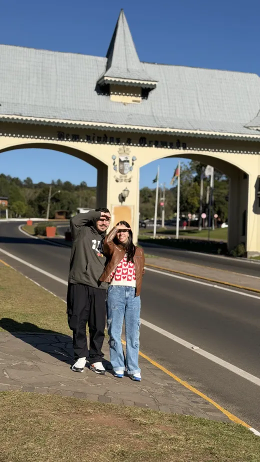Felipe e Isabelle no pórtico de Gramado