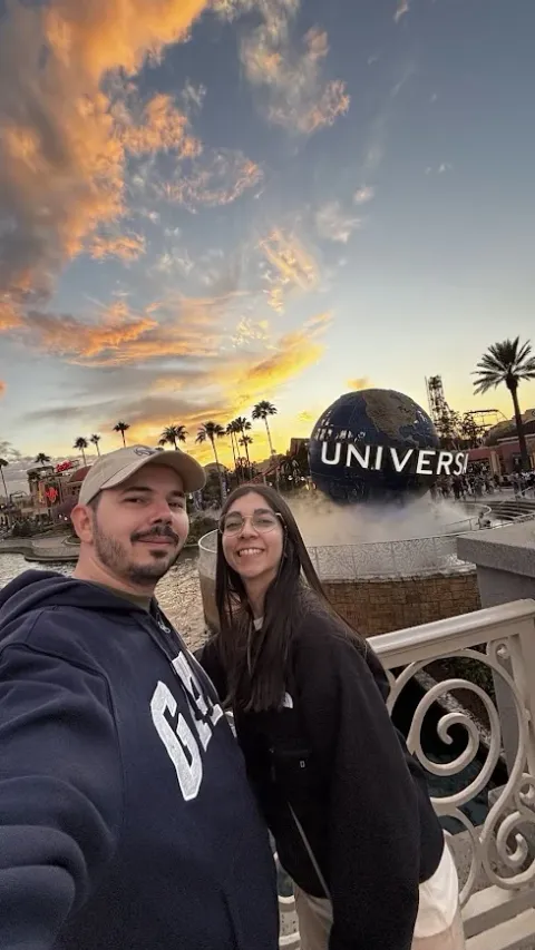 Felipe e Isabelle no globo da Universal, Orlando