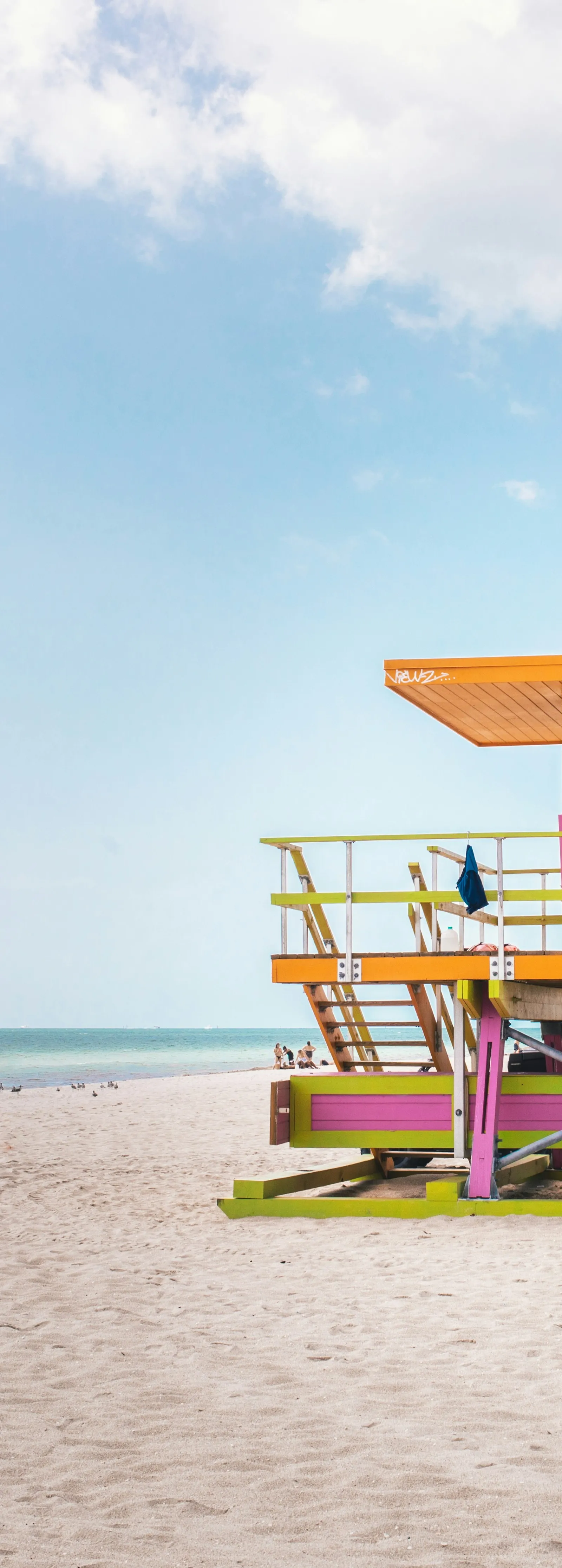 Posto de salva-vidas colorido na areia de Miami Beach