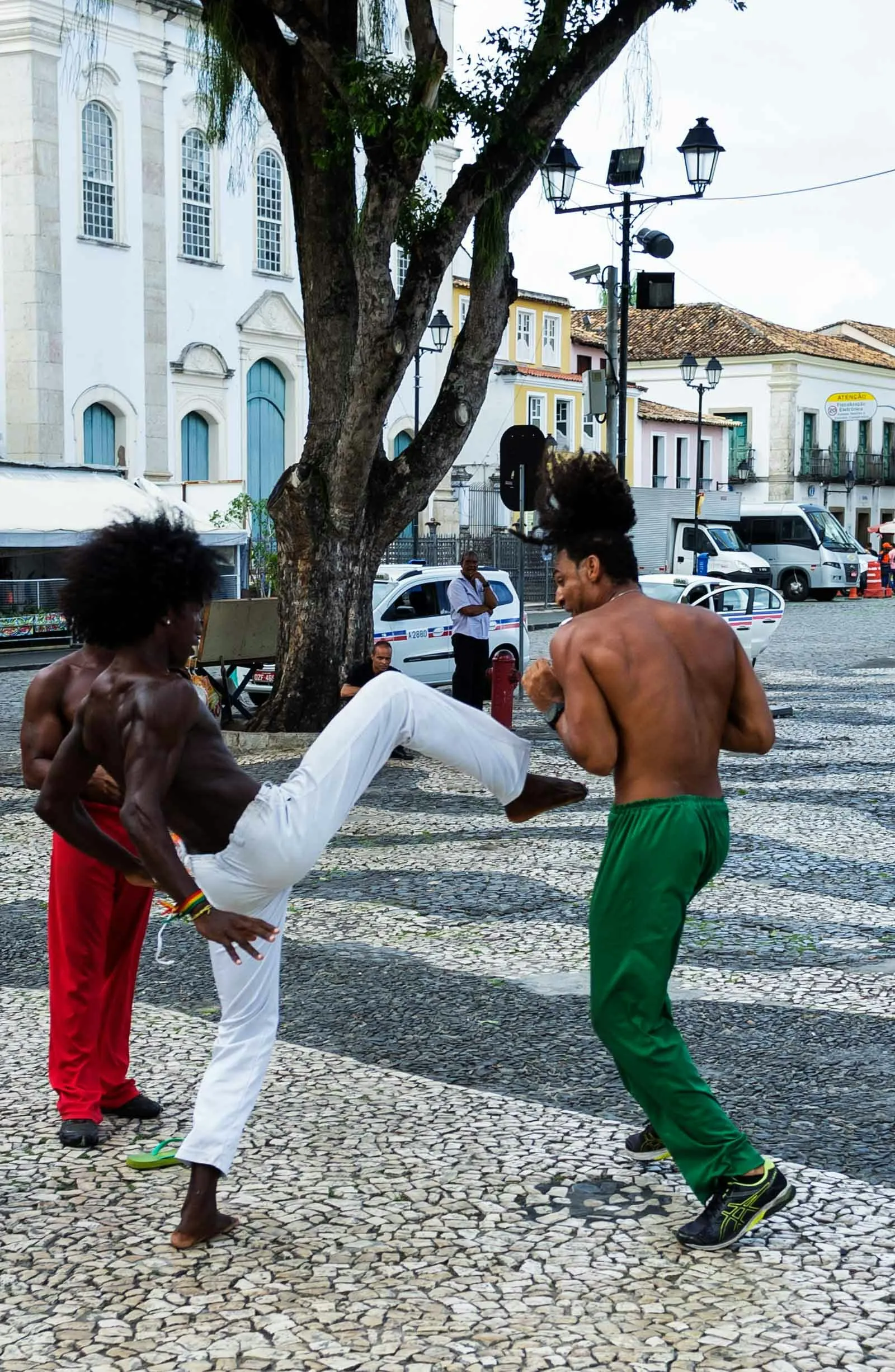 Roda de capoeira numa rua do Pelourinho, em Salvador