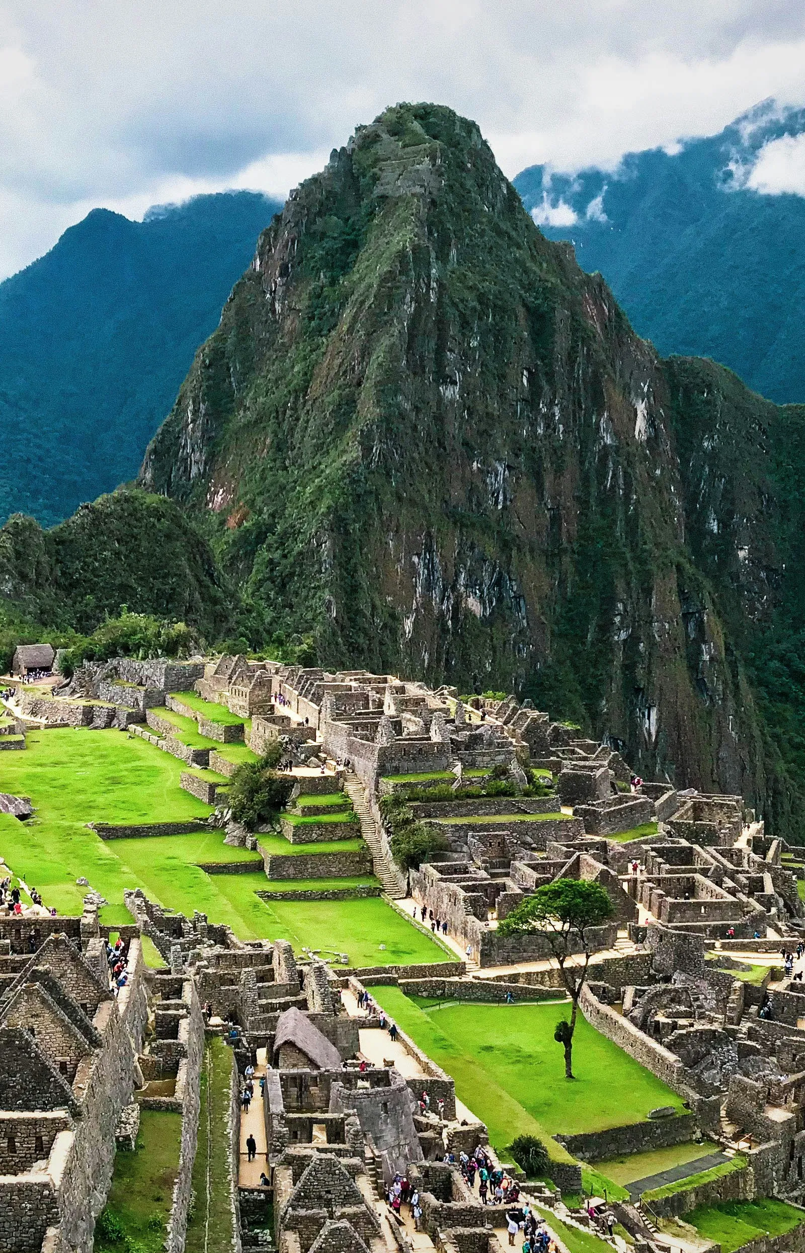 Ruínas de pedra de Machu Picchu entre montanhas verdes, no Peru