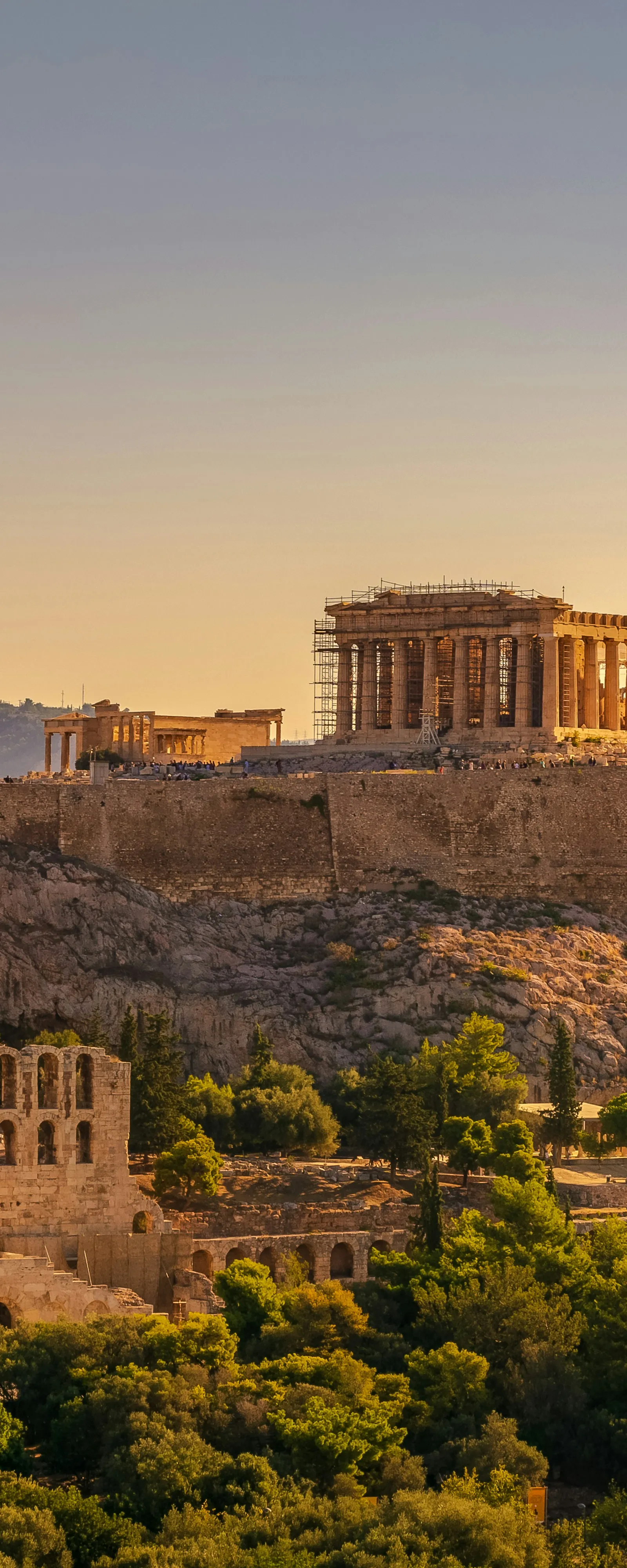 Acrópole de Atenas iluminada pela luz dourada do fim de tarde