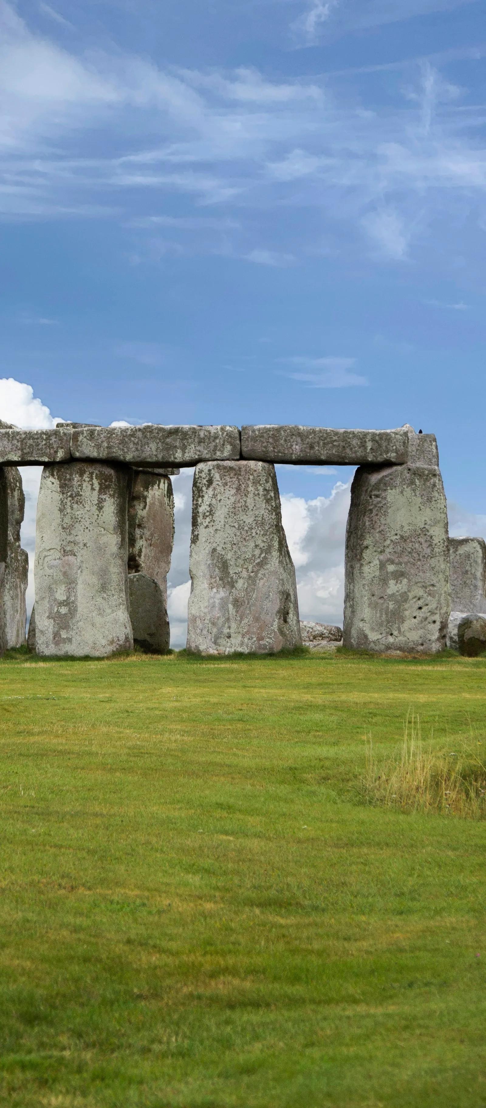 Pedras de Stonehenge no gramado sob céu azul