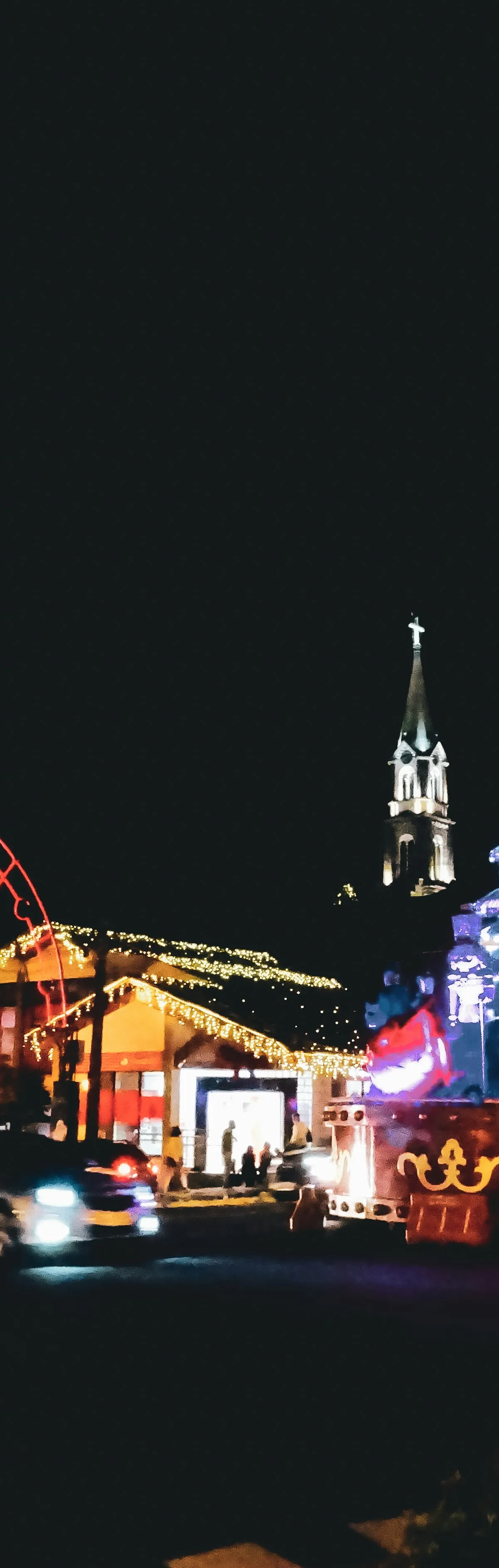 Grande árvore de Natal iluminada à noite em Gramado