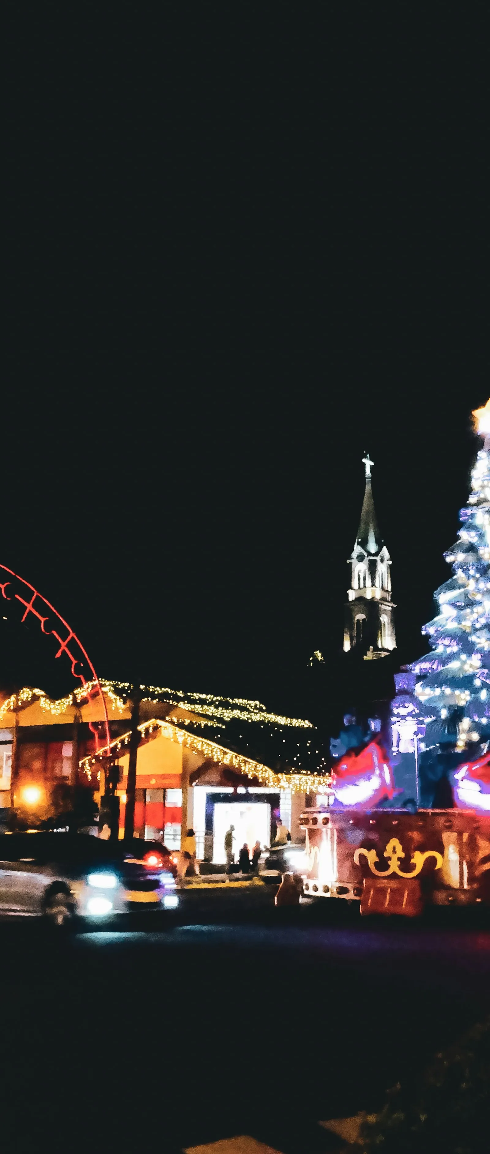 Grande árvore de Natal iluminada à noite em Gramado