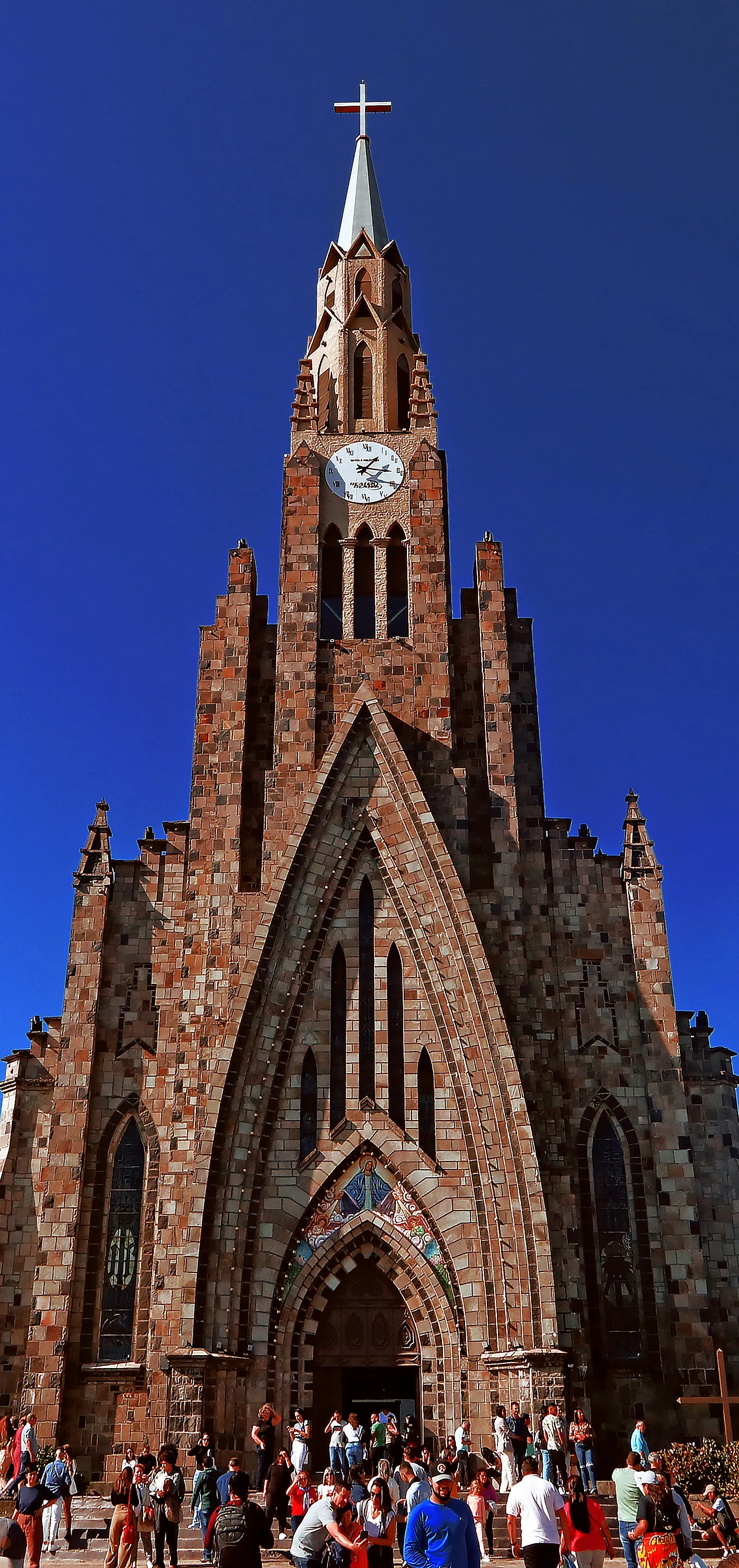 Catedral de Pedra, em Canela, contra o céu azul